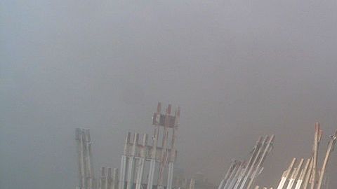 Un hombre busca quien necesita ayuda, tras el colapso de la primera torre del WTC en NYC, el 11 de septiembre de 2001.