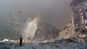 Un hombre busca quien necesita ayuda, tras el colapso de la primera torre del WTC en NYC, el 11 de septiembre de 2001.