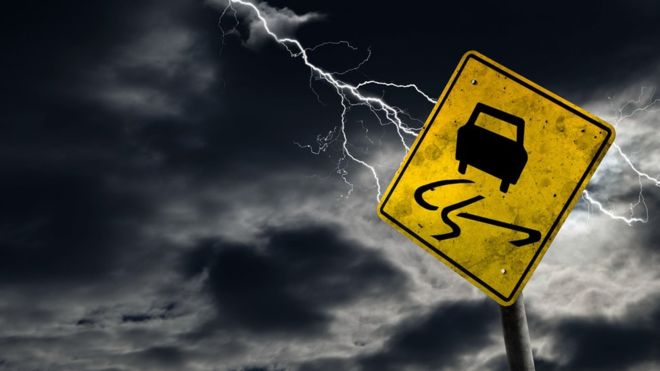 ¿De verdad tienes que salir en tu auto en medio de una tormenta?