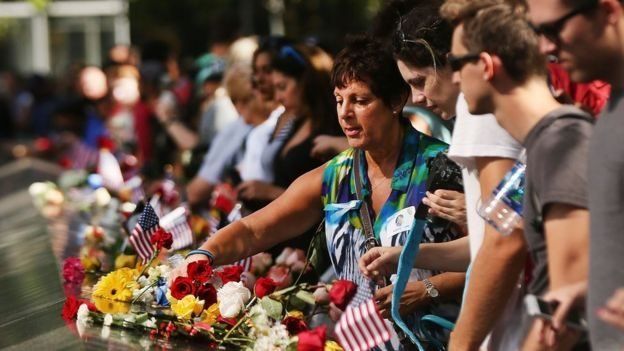 Cientos de personas les rindieron tributo a las víctimas del 11 de septiembre al cumplirse este año 15 años de los ataques.