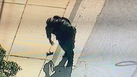 Un equipo antibomba del OCSD investiga el objeto.