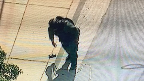 Un equipo antibomba del OCSD investiga el objeto.
