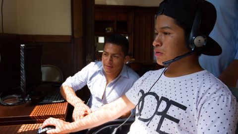 Emmanuel Zepeda (i) acompaña a Miguel Guarchaj (d) durante una lección de inglés interactiva en el estudio de Casa Libre, en el albergue de esa organización en Los Angeles. Se trata del único albergue en los Estados Unidos que ayuda a menores indocumentados no acompañados y se concentra en brindarles todo tipo de apoyo. "Muchas veces los jóvenes llegan a estar completamente indigentes, sin hogar. Entonces, lo primero es proveerles ese techo, esa cama, y después podemos seguir con el resto, lo educativo, las cuestiones legales", dijo su director, Federico Bustamante. /EFE