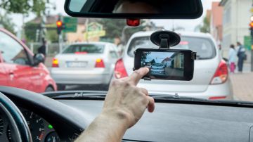 Bajo la nueva ley los conductores tienen prohibido utilizar sus teléfonos si no estan montados en el parabrisas o tablero del auto. / Getty Images
