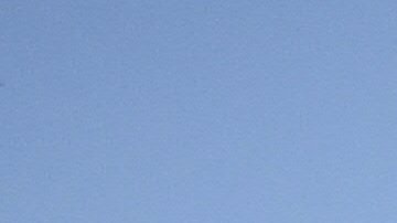 Un hombre sostiene una pancarta en Cartagena, ciudad donde se firmará el acuerdo de paz.