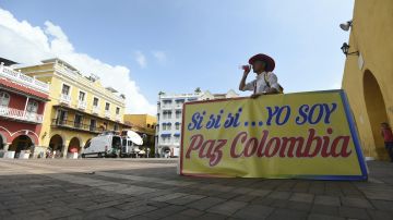 Un hombre sostiene una pancarta en Cartagena, ciudad donde se firmará el acuerdo de paz.