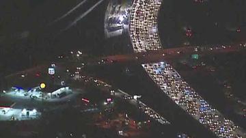 El choque de esta mañana ocasionó graves estragos en las autopistas del sur de California.