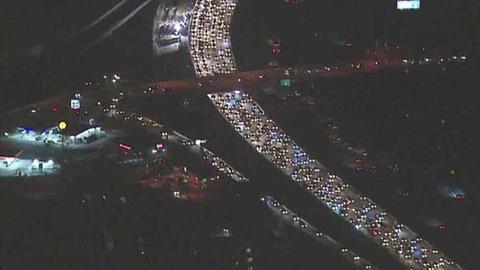 El choque de esta mañana ocasionó graves estragos en las autopistas del sur de California.