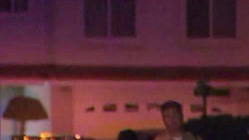 La policía recibió un aviso de disturbios domésticos y rodeó durante horas la casa donde se hallaron los cuerpos.