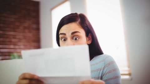 Hay que leer con detenimiento los documentos mensuales del banco./Shutterstock