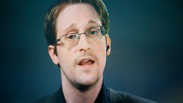 Una pantalla muestra al exanalista de la CIA Edward Snowden en videoconferencia desde Moscú (Rusia)