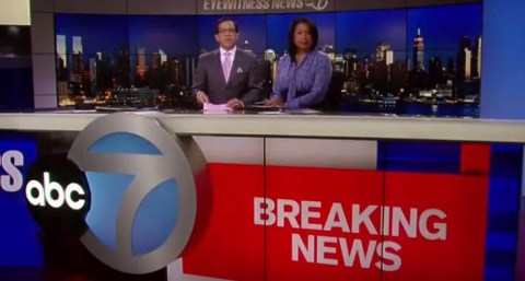 “Empezamos con la noticia urgente de la muerte de Hillary Clinton”, dijo Torres.