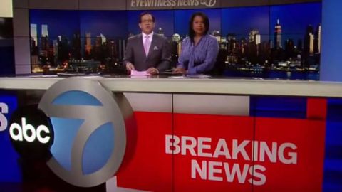 “Empezamos con la noticia urgente de la muerte de Hillary Clinton”, dijo Torres.