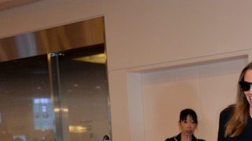 Brad Pitt y Angelina Jolie con sus hijos.