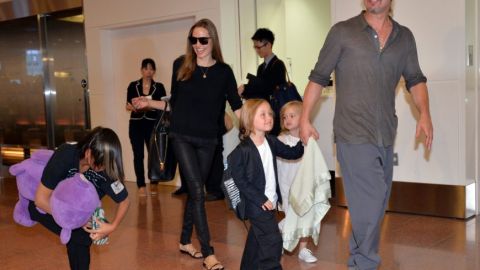 Brad Pitt y Angelina Jolie con sus hijos.