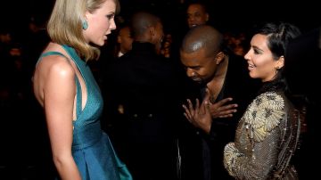 En la imagen Taylor Swift ante Kim Kardashian y Kanye West.