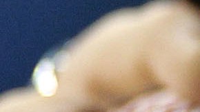 Un joven fan sostiene una pelota firmada por José Fernández en abril de 2014.