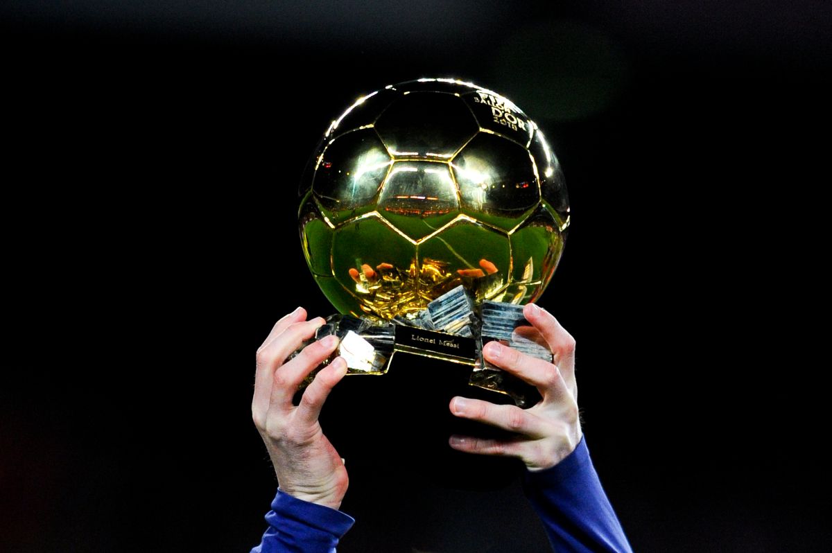 Lionel Messi fue el último jugador en levantar el premio que entregó la FIFA y la revista en conjunto.
