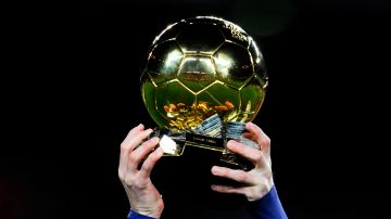 Lionel Messi fue el último jugador en levantar el premio que entregó la FIFA y la revista en conjunto.