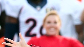 Lady Gaga, cantando el himno de Estados Unidos previo al Super Bowl 50.