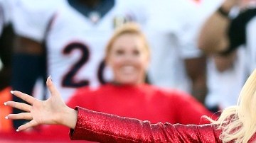 Lady Gaga, cantando el himno de Estados Unidos previo al Super Bowl 50.