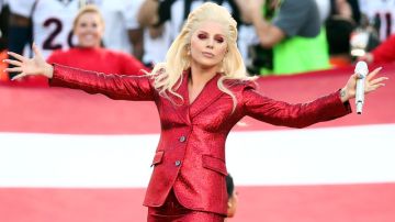 Lady Gaga, cantando el himno de Estados Unidos previo al Super Bowl 50.