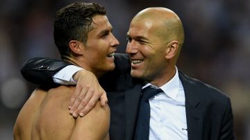 Cristiano y Zidane festejan tras obtener la Champions League.