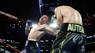 'Canelo' Álvarez conectó sus mejores golpes al cuerpo de Smith.