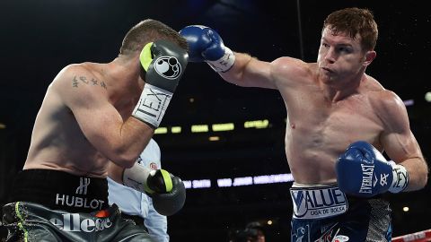 Saúl Álvarez sufrió una fractura en la mano derecha a principios de su pelea contra Liam Smith.