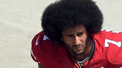 Collin Kaepernick sigue en su posición y ya le está costando señalamientos y amenazas.