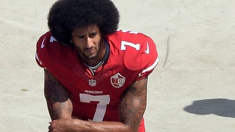 Collin Kaepernick sigue en su posición y ya le está costando señalamientos y amenazas.