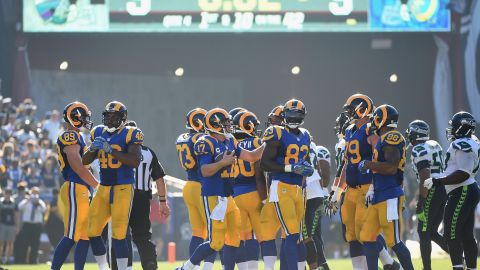 El quarterback Case Keenum (17) empieza la celebración al consumarse los últimos segundos del partido que los Rams le ganaron 9-3 a los Seahawks de Seattle en el Memorial Coliseum, en el regreso de la NFL a Los Ángeles.