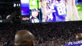 Adrian Peterson, corredor estrella de los Vikings, tuvo que ser ayudado para abandonar el campo el domingo en la noche durante el juego contra Green Bay con una lesión de rodilla.