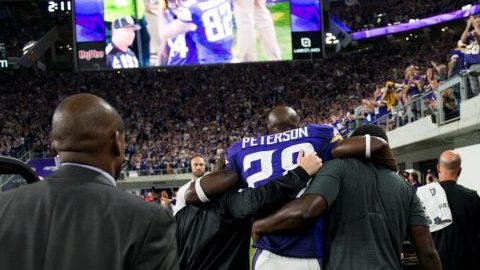 Adrian Peterson, corredor estrella de los Vikings, tuvo que ser ayudado para abandonar el campo el domingo en la noche durante el juego contra Green Bay con una lesión de rodilla.