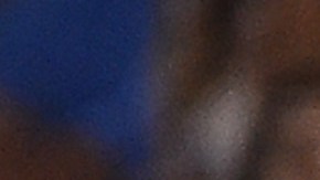 Yasiel Puig le reclama a Madison Bumgarner, quien tuvo que ser bloqueado en un altercado entre Dodgers y Gigantes que estuvo cerca de provocar una pelea campal.