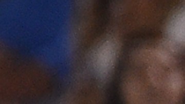 Yasiel Puig le reclama a Madison Bumgarner, quien tuvo que ser bloqueado en un altercado entre Dodgers y Gigantes que estuvo cerca de provocar una pelea campal.