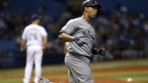 El novato del año. Gary Sánchez, de los Yankees, trota luego de pegar uno de sus dos jonrones contra Tampa Bay.