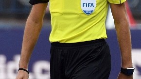 El argentino Augusto Fernández yace en el césped tras sufrir la rotura del ligamento cruzado este domingo ante el Deportivo.