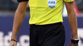 El argentino Augusto Fernández yace en el césped tras sufrir la rotura del ligamento cruzado este domingo ante el Deportivo.