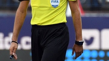 El argentino Augusto Fernández yace en el césped tras sufrir la rotura del ligamento cruzado este domingo ante el Deportivo.
