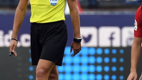 El argentino Augusto Fernández yace en el césped tras sufrir la rotura del ligamento cruzado este domingo ante el Deportivo.