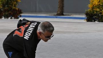 Fidel García deposita flores en un recuerdo dedicado a José Fernández en el estadio de los Marlins.
