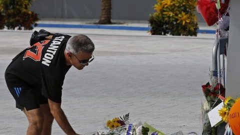 Fidel García deposita flores en un recuerdo dedicado a José Fernández en el estadio de los Marlins.