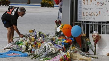Fidel García deposita flores en un recuerdo dedicado a José Fernández en el estadio de los Marlins.