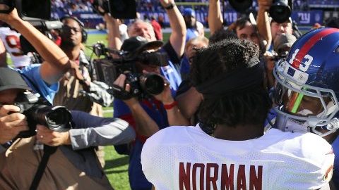 Josh Norman, de los Redskins, y Odell Beckham Jr, de los Giants, se dieron la mano tras un nuevo duelo entre ellos. Washington ganó a Nueva York.