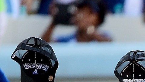Los jugadores de los Dodgers saludaron tras su emotivo triunfo que les dio el título divisional al legendario cronista Vin Scully, quien narró su último partido en Los Ángeles.