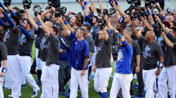 Los jugadores de los Dodgers saludaron tras su emotivo triunfo que les dio el título divisional al legendario cronista Vin Scully, quien narró su último partido en Los Ángeles.