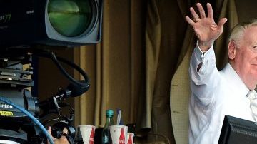 Vin Scully, quien el domingo se despidió de Dodger Stadium al lado de su esposa Sandy, narrará el juego final de su asombrosa carrera de 67 temporadas este domingo desde San Francisco.