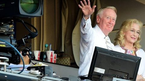 Vin Scully, quien el domingo se despidió de Dodger Stadium al lado de su esposa Sandy, narrará el juego final de su asombrosa carrera de 67 temporadas este domingo desde San Francisco.