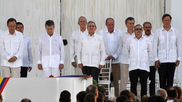 El presidente de Colombia Juan Manuel Santos y el comandande de las FARC "Timochenko" en Cartagena. LUIS ACOSTA/AFP/Getty Images